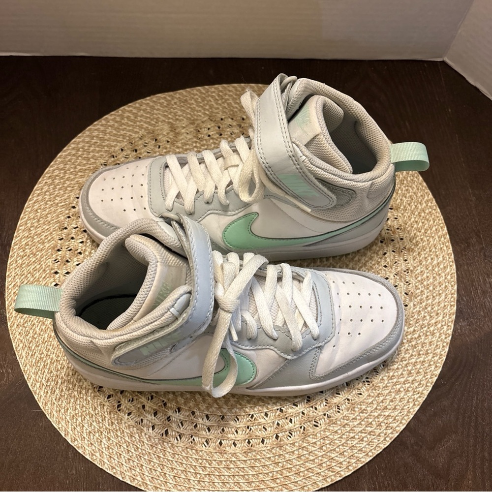 NIKE COURT BOROUGH 2 MID PUREPLATINUM MINT FOAM SHOES Size 6Y - Picture 2 of 11